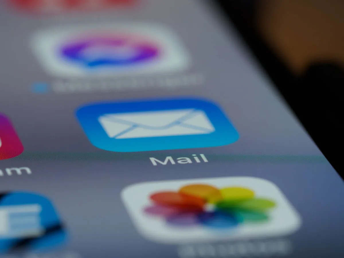 Nahaufnahme einer geöffneten Mail-App auf dem Bildschirm