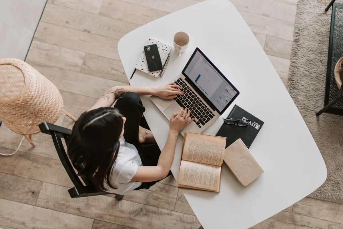 Freelancerin schreibt am Laptop im Homeoffice einen Newsletter
