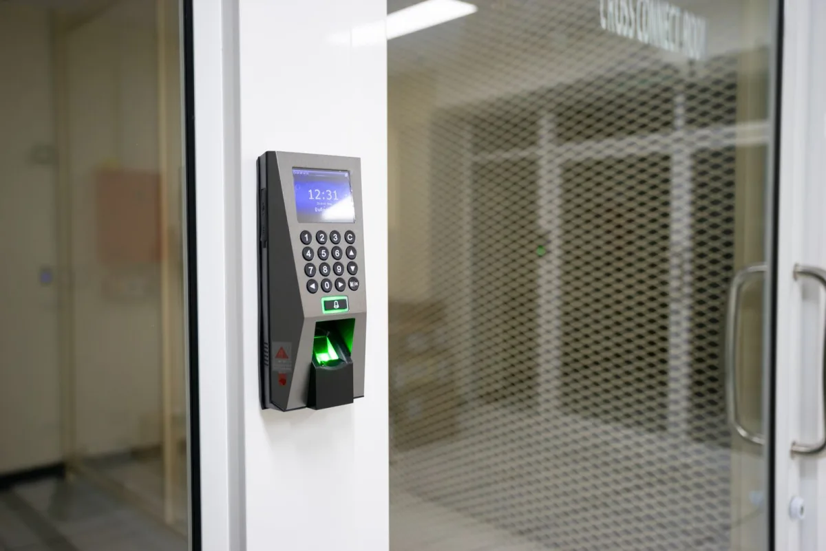 Digitales Zeiterfassungs-Terminal mit Uhrzeit-Display an einer Bürotür