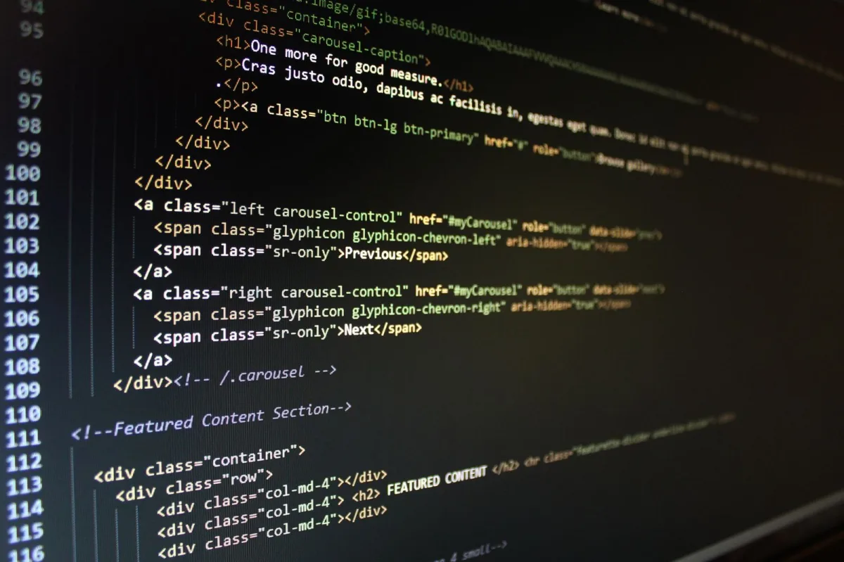 Monitor mit Programmcode eines Webprojekts