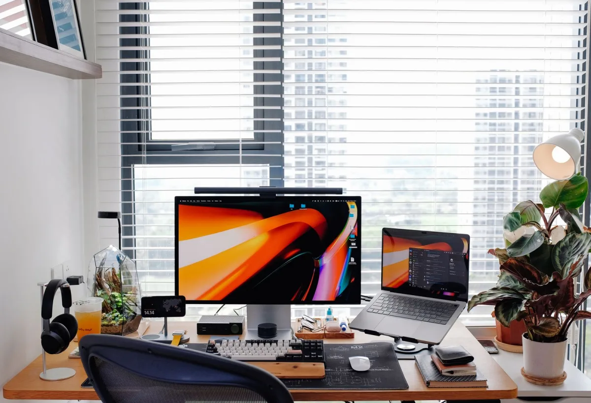 Aufgeräumter Arbeitsplatz mit Laptop und externem Monitor