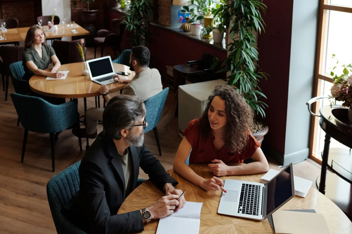 Geschäftliches Mittagessen: zwei Personen besprechen ein Projekt im Restaurant