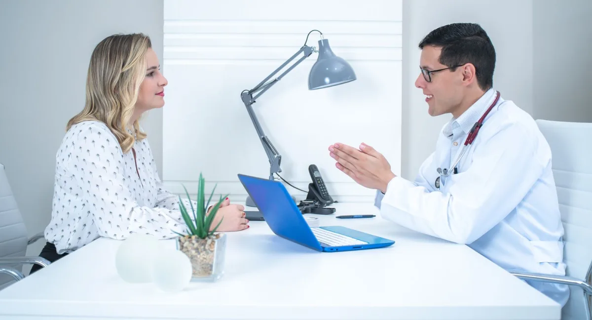 Ärztin im Gespräch mit einer Patientin in der Praxis