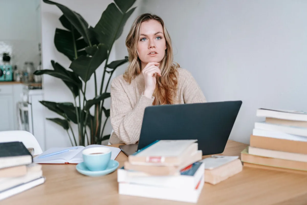 Freelancerin überlegt am Laptop, welche Buchhaltungssoftware besser passt