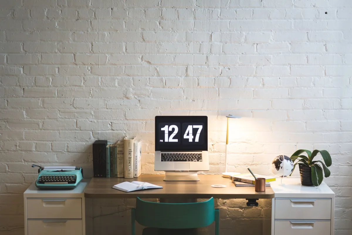 Wecker auf einem Tisch als Symbol für abrechenbare Arbeitszeit