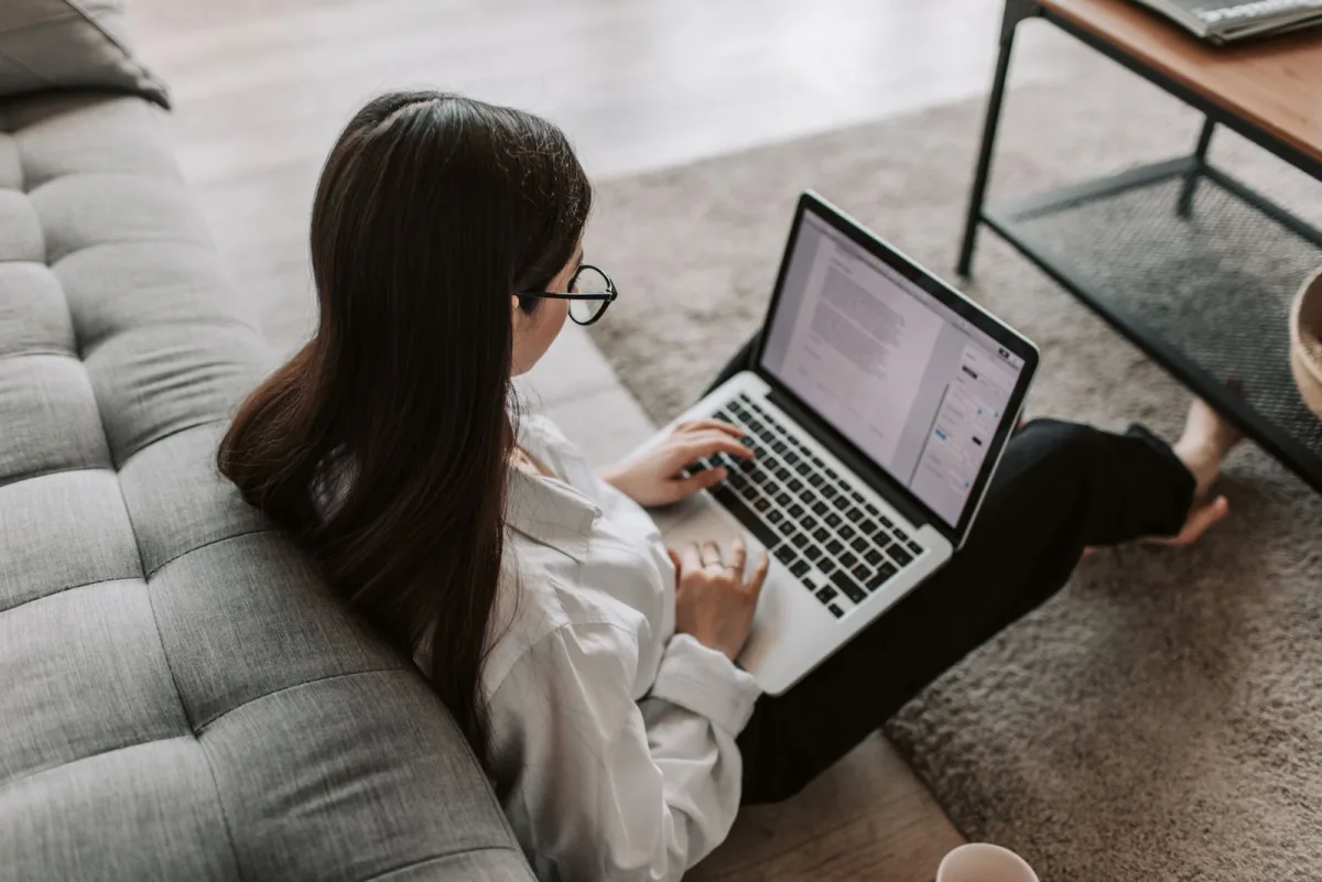Freelancerin arbeitet konzentriert am Laptop im Homeoffice