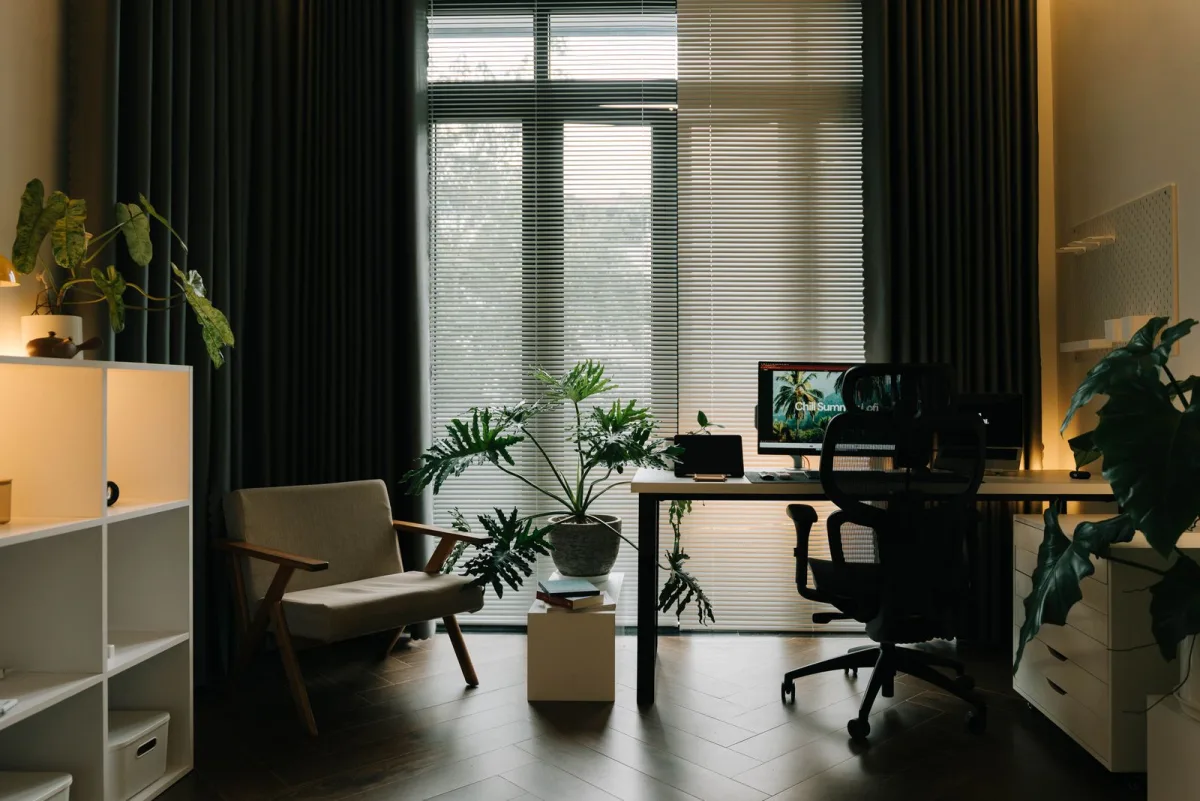 Heller Homeoffice-Arbeitsplatz mit Schreibtisch, Laptop und Pflanzen