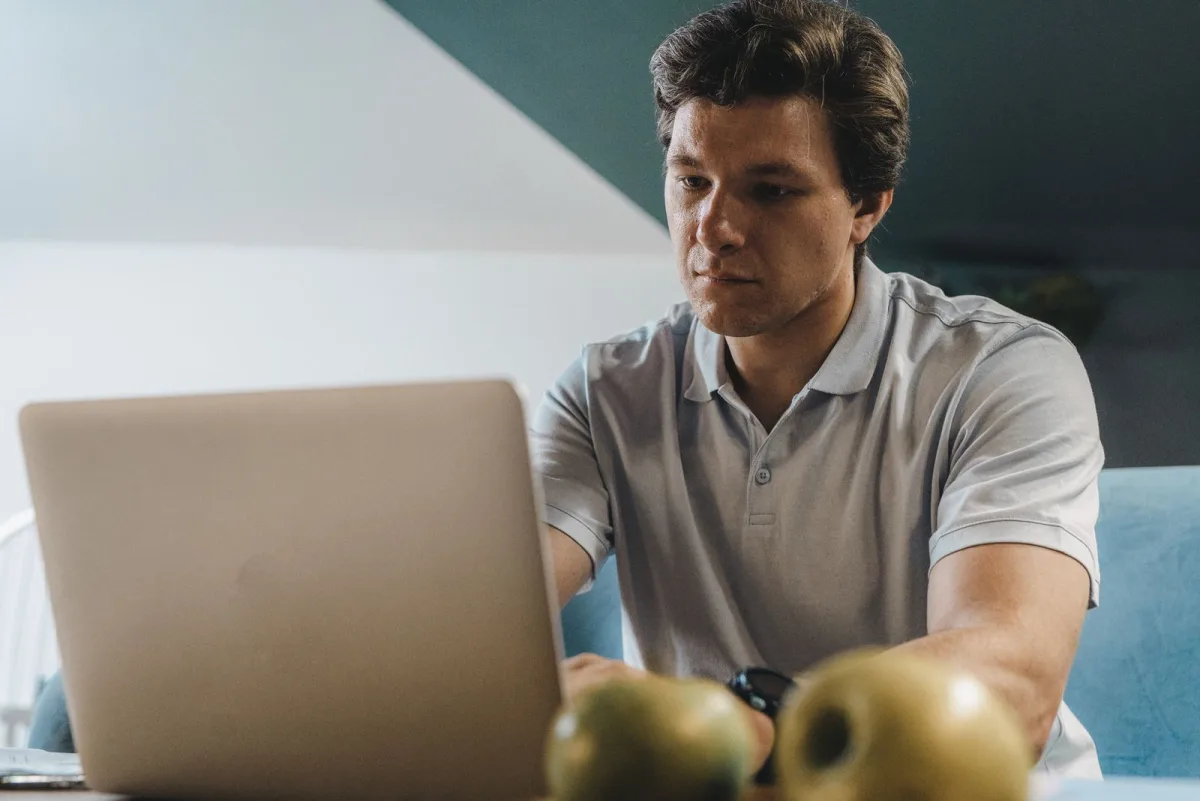 Freelancer arbeitet konzentriert am Laptop